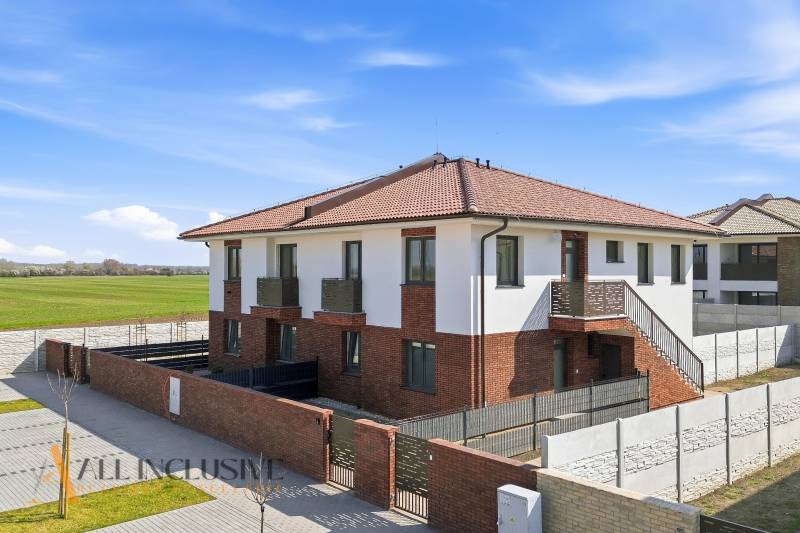 Na predaj 3-izb. byt so záhradou, Dunajská Streda - Exteriér bytového domu na Malom Blahove v Dunajskej Strede, ponúkajúci 3-izbové byty.