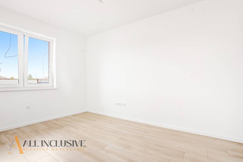 Na predaj 3-izb. byt so záhradou, Dunajská Streda - Prázdna miestnosť s bielymi stenami a podlahou s dreveným dekorom v 3-izbovom byte.