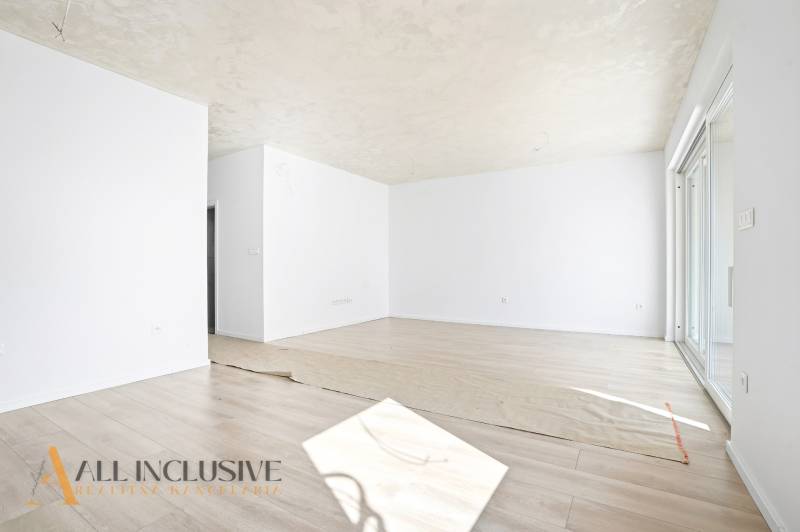 Na predaj 3-izb. byt so záhradou, Dunajská Streda - Priestranná miestnosť so svetlými stenami, podlaha s dreveným dekorom, 3-izbový byt.