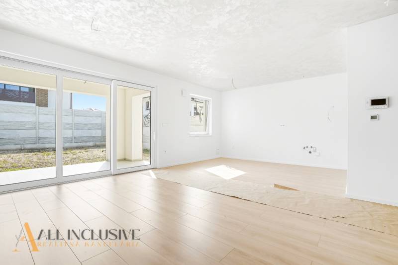 Na predaj 3-izb. byt so záhradou, Dunajská Streda - Svetlý obývací priestor v 3-izbovom byte s podlahou s dreveným dekorom.