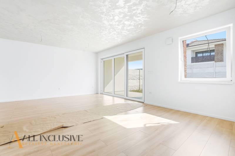 Na predaj 3-izb. byt so záhradou, Dunajská Streda - 3-izbový byt s bielymi stenami a podlahou s dreveným dekorom.