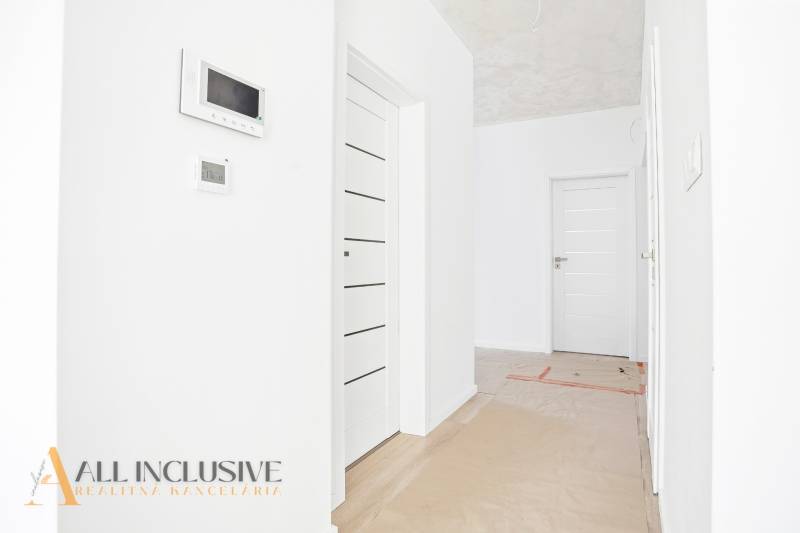 Na predaj 3-izb. byt so záhradou, Dunajská Streda - Biely interiér bytu s dverami a vstavanými technológiami v 3-izbovom byte.