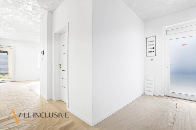 Na predaj 3-izb. byt so záhradou, Dunajská Streda - Svetlá chodba v 3-izbovom byte s bielymi stenami a podlahou s dreveným dekorom.