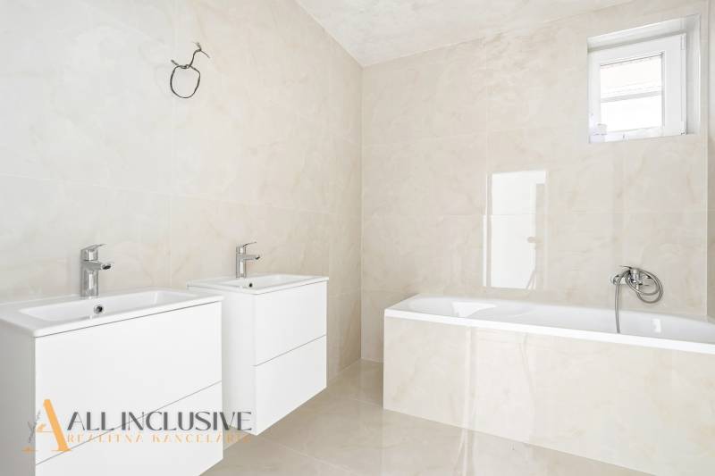 Na predaj 3-izb. byt so záhradou, Dunajská Streda - Kúpeľňa s dvomi umývadlami a vaňou v 3-izbovom byte.