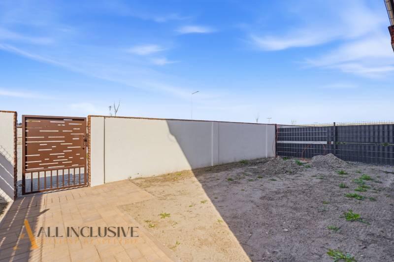 Na predaj 3-izb. byt so záhradou, Dunajská Streda - Dvor 3-izbového bytu na Malom Blahove v Dunajskej Strede so spevnenou plochou.