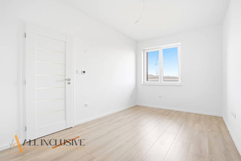 Na predaj 3-izb. byt so záhradou, Dunajská Streda - Izba v 3-izbovom byte s bielymi stenami a podlahou s dreveným dekorom.