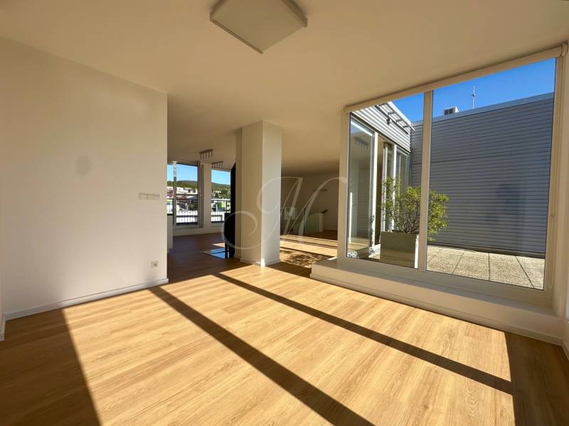 4i mezonet s dvoma terasami, balkónom a parkovaním - Priestranný 4-izbový byt s veľkými oknami a podlahou s dreveným dekorom.