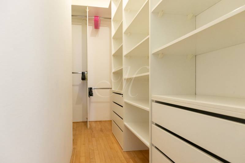 Priestranný 4-izbový byt s predzáhradkou, Staré Mesto - Šatník s policami a zásuvkami, podlaha s dreveným dekorom, 4-izbový byt.