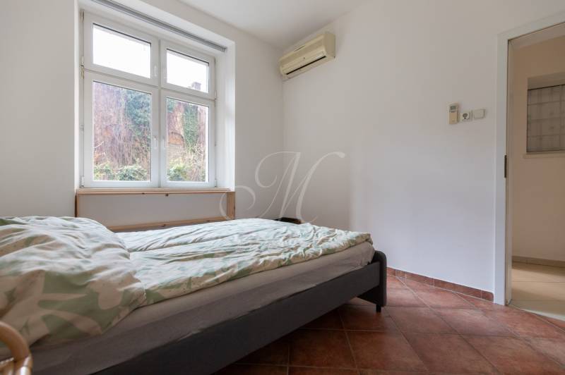 Priestranný 4-izbový byt s predzáhradkou, Staré Mesto - Spálňa v 4-izbovom byte s klimatizáciou a výhľadom do záhrady.