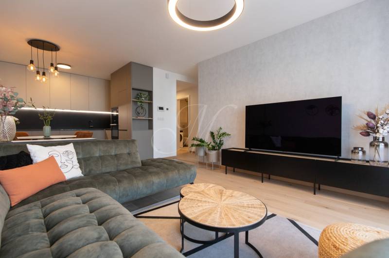 2-izbový byt s lodžiou v projekte Zwirn - Obývačka v 2-izbovom byte s podlahou s dreveným dekorom a štýlovým nábytkom.