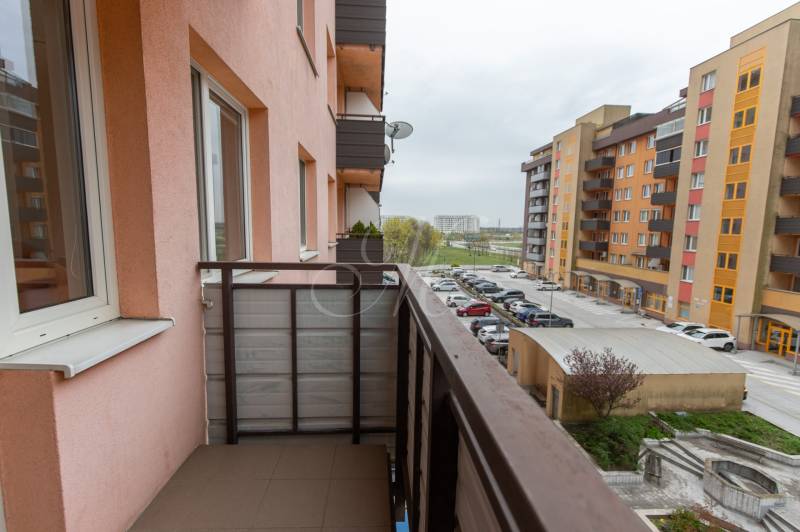 2-izbový byt s parkovaním, Petržalka - Balkón z 2-izbového bytu na Vyšehradskej ulici v Bratislave - Petržalke.