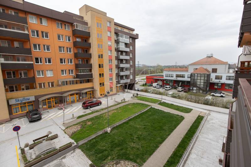 2-izbový byt s parkovaním, Petržalka - Bytový komplex na Vyšehradskej ulici v Bratislave - Petržalke s parkoviskom a zeleňou.