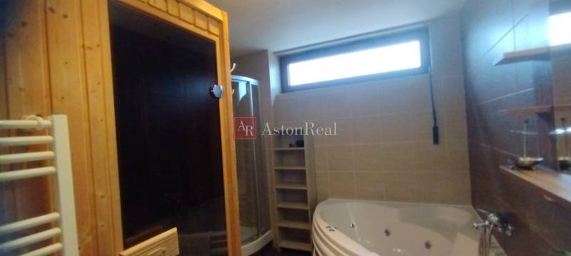 Predaj !Elegantný byt s wellness prvkami pri Jasnej - Kúpeľňa v 2-izbovom byte so saunou, sprchovacím kútom a vírivkou.