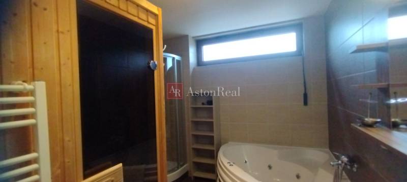 Predaj !Elegantný byt s wellness prvkami pri Jasnej - Kúpeľňa s vaňou, sprchou, saunou a oknom v 2-izbovom byte.