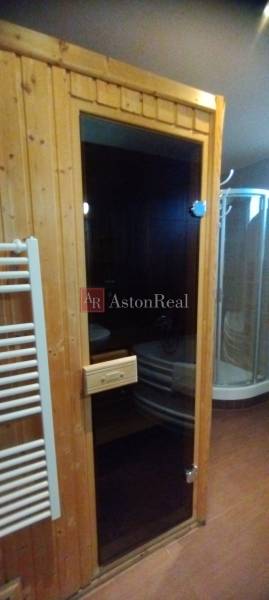 Predaj !Elegantný byt s wellness prvkami pri Jasnej - Sauna a sprcha v kúpeľni 2-izbového bytu s podlahou s dreveným dekorom.