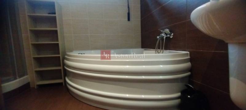 Predaj !Elegantný byt s wellness prvkami pri Jasnej - Kúpeľňa s rohovou vaňou, sprchou a policovou skriňou v 2-izbovom byte.