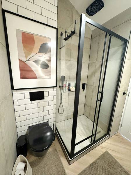 - PRENÁJOM - 3 IZBOVÝ BYT - WILSONOVA UL. - STARÉ MESTO - Kúpeľňa v 3-izbovom byte s preskleným sprchovým kútom a čiernym WC.