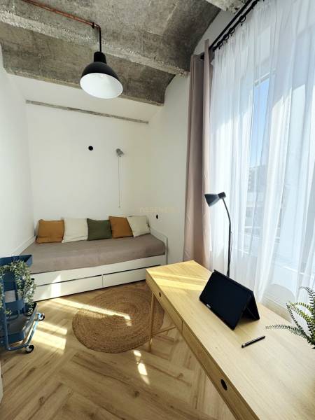 - PRENÁJOM - 3 IZBOVÝ BYT - WILSONOVA UL. - STARÉ MESTO - Izba v 3-izbovom byte s dreveným dekorom, posteľou a písacím stolom s tabletom.