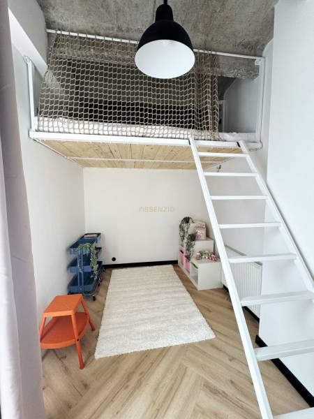 - PRENÁJOM - 3 IZBOVÝ BYT - WILSONOVA UL. - STARÉ MESTO - Detská izba v 3-izbovom byte s poschodovou posteľou a podlahou s dreveným dekorom.