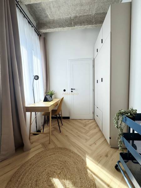 - PRENÁJOM - 3 IZBOVÝ BYT - WILSONOVA UL. - STARÉ MESTO - Dominuje drevený dekor podlahy, pracovný stôl a vysoká biela skriňa v 3-izbovom byte.