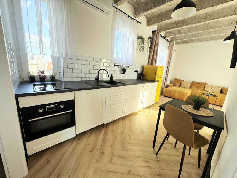 - PRENÁJOM - 3 IZBOVÝ BYT - WILSONOVA UL. - STARÉ MESTO - Kuchyňa s bielymi skrinkami, farebnou chladničkou a podlahou s dreveným dekorom.