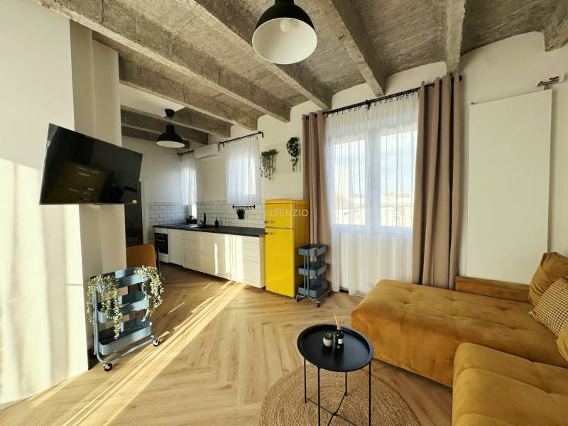 - PRENÁJOM - 3 IZBOVÝ BYT - WILSONOVA UL. - STARÉ MESTO - Obývacia izba v 3-izbovom byte s podlahou s dreveným dekorom a žltou chladničkou.