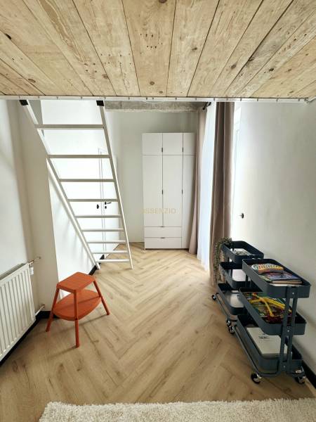 - PRENÁJOM - 3 IZBOVÝ BYT - WILSONOVA UL. - STARÉ MESTO - Interiér 3-izbového bytu s podlahou s dreveným dekorom a schodmi na poschodie.