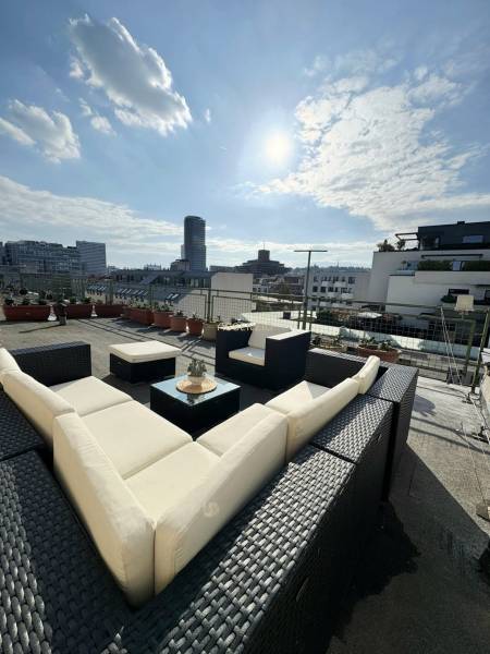 - PRENÁJOM - 3 IZBOVÝ BYT - WILSONOVA UL. - STARÉ MESTO - Strešná terasa s ratanovým sedením v Bratislave-Starom Meste na Wilsonovej ulici.