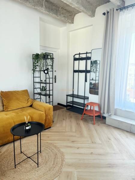 - PRENÁJOM - 3 IZBOVÝ BYT - WILSONOVA UL. - STARÉ MESTO - V 3-izbovom byte sa nachádza horčicová pohovka, stojan, zrkadlo a podlaha s dreveným dekorom.