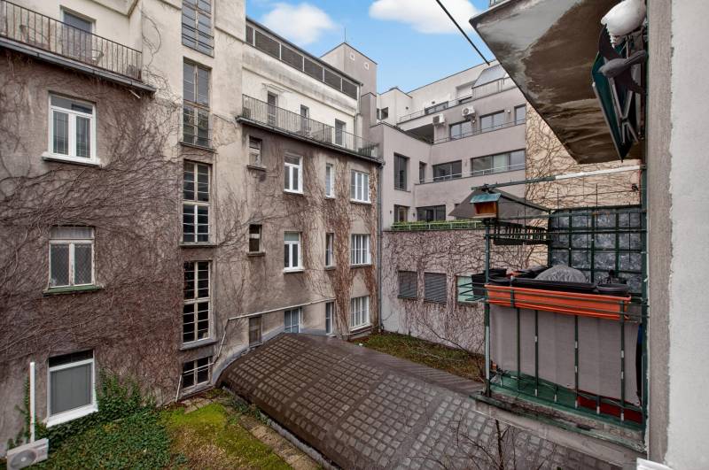 NUERA︱ROYKO PASSAGE predaj 2,5i bytu s orientáciou do tichého dvora - Pohľad na vnútroblok bytových domov so starou omietkou a balkónom.