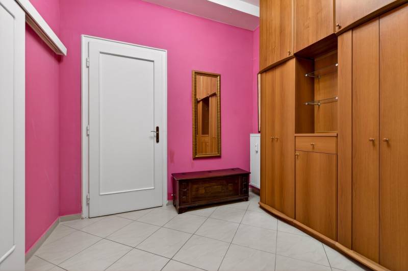 NUERA︱ROYKO PASSAGE predaj 2,5i bytu s orientáciou do tichého dvora - Chodba v 3-izbovom byte s ružovými stenami, bielymi dverami, šatníkovou skriňou.