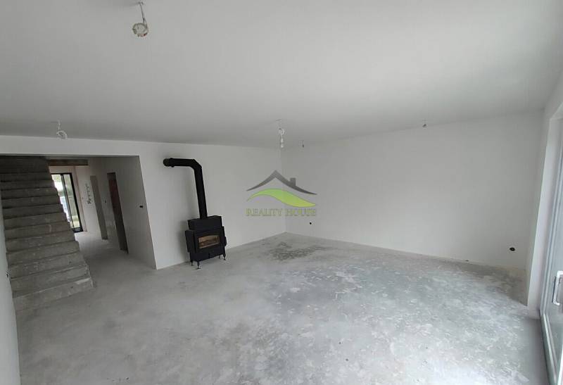 Kvalitná Murovaná NOVOSTAVBA blízko mesta - v Zalužiciach  - Interiér rodinného domu s krbom a schodiskom, čakajúci na dokončenie.