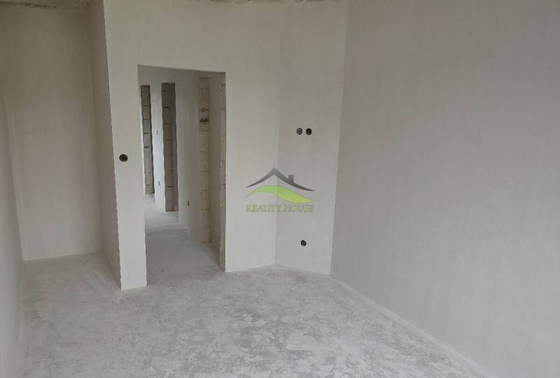 Kvalitná Murovaná NOVOSTAVBA blízko mesta - v Zalužiciach  - Biela izba s priechodmi v rodinnom dome, pripravená na dokončenie.
