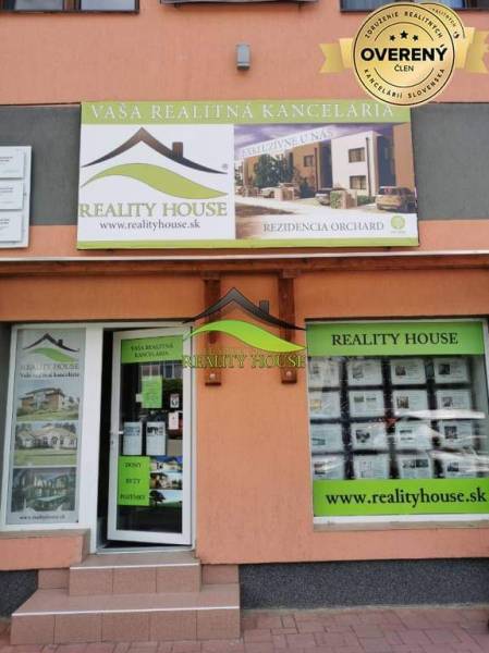 Pekný 2 izbový byt po rekonštrukcii na sidlisku Východ - Reality kancelária na Hollého ulici v Michalovciach ponúka rôzne druhy nehnuteľností.