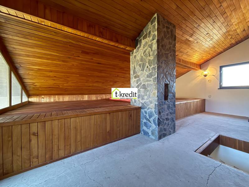 PREDAJ - CHATA S VINICOU - ZLATÉ MORAVCE - Podkrovná miestnosť s dreveným obkladom a kamenným komínom na chate.