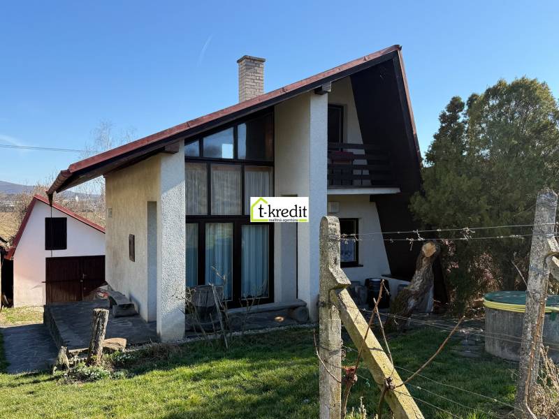 PREDAJ - CHATA S VINICOU - ZLATÉ MORAVCE - Chata v Zlatých Moravciach s dreveným plotom, trávnikom a stromami v okolí.