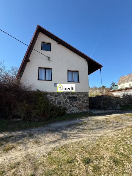 PREDAJ - CHATA S VINICOU - ZLATÉ MORAVCE - Chata v Zlatých Moravciach s kamenným základom a šikmou strechou pod modrou oblohou.