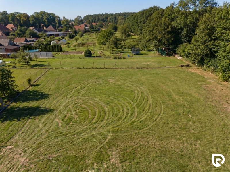 Predaj pozemku 1091m2 v Jablonici  - Pozemky - bývanie v Jablonici, zelené priestranstvá s výhľadom na okolie a záhrady.