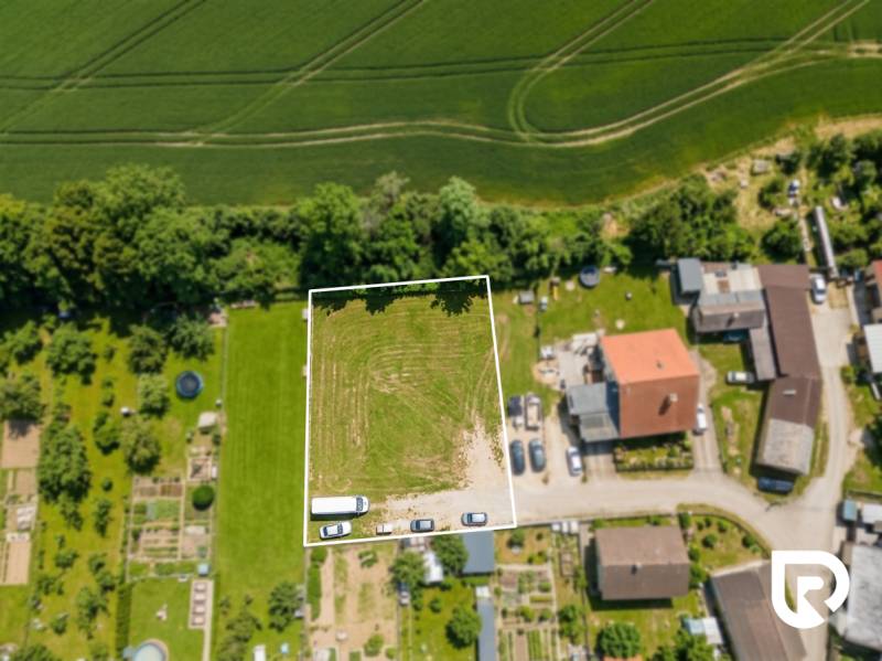 Predaj pozemku 1091m2 v Jablonici  - Letecký pohľad na pozemky pre bývanie v obci Jablonica obklopené zeleňou.