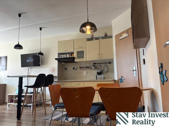 Exkluzívny investičný apartmán/byt  na predaj v srdci Donovál  - Kuchyňa a jedálenský kút v 1-izbovom byte s podlahou s dreveným dekorom.