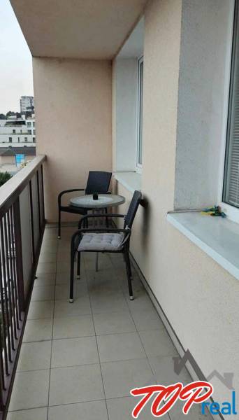 PRENÁJOM - Pekný 3 - izbový byt - Košice - Juh  - Balkón v 3-izbovom byte s dvomi stoličkami a stolom, Žižkova, Košice - mestská časť Juh.