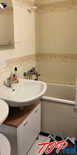 PRENÁJOM - Pekný 3 - izbový byt - Košice - Juh  - Kúpeľňa so sprchou a umývadlom v 3-izbovom byte.