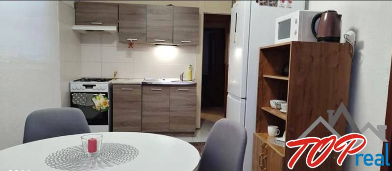 PRENÁJOM - Pekný 3 - izbový byt - Košice - Juh  - Kuchyňa v 3-izbovom byte so stolom, stoličkami a kuchynskou linkou.