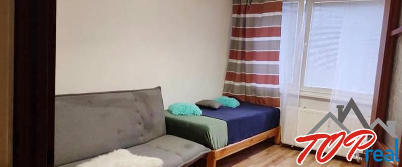 PRENÁJOM - Pekný 3 - izbový byt - Košice - Juh  - Izba v 3-izbovom byte s pohovkou a posteľou, neďaleko okna.