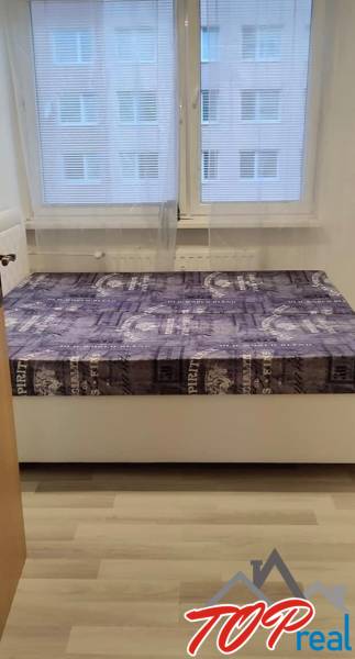 PRENÁJOM - Pekný 3 - izbový byt - Košice - Juh  - Spálňa s posteľou a oknom v 3-izbovom byte.