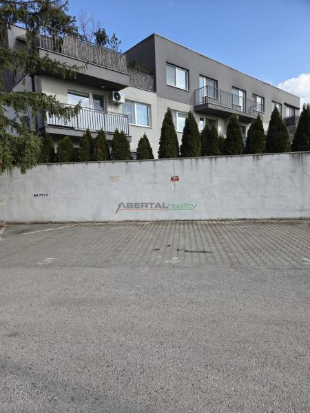 Parkovacie státie v Ružinove – pri Gymnáziu I. Horvátha a električke - Radové domy na Vavrínovej v Bratislave-Ružinove s parkovacou plochou pred vstupom do garáží.