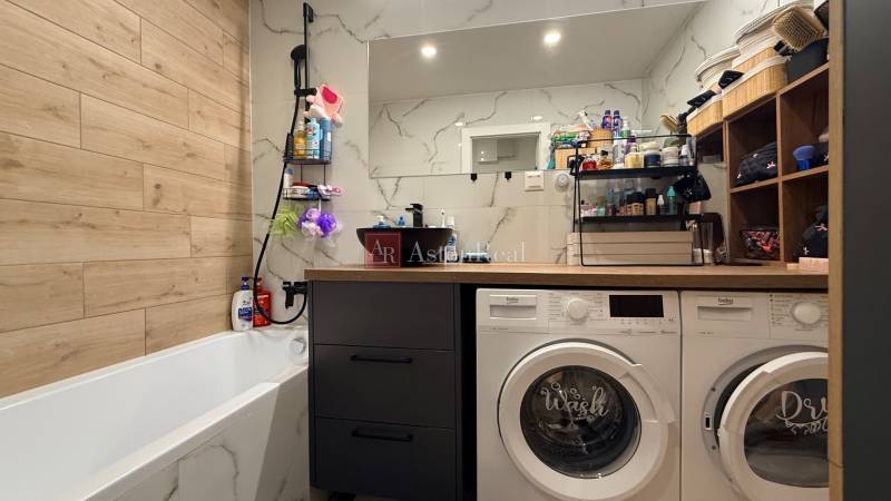 KOMPLETNE prerobený 4i byt s balkónom, 77m2 - ZÁTVOR - Kúpeľňa so sprchou a práčkou v 4-izbovom byte, podlaha s dreveným dekorom.