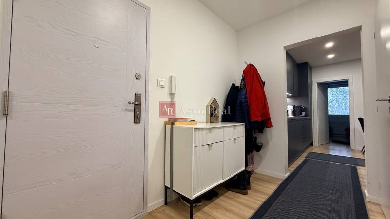 KOMPLETNE prerobený 4i byt s balkónom, 77m2 - ZÁTVOR - Predsieň v 4-izbovom byte s bielymi dverami a podlahou s dreveným dekorom.