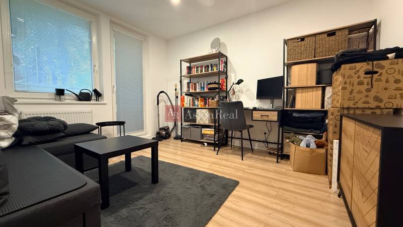 KOMPLETNE prerobený 4i byt s balkónom, 77m2 - ZÁTVOR - Obývacia izba v 4-izbovom byte s podlahou s dreveným dekorom a pracovným kútom.