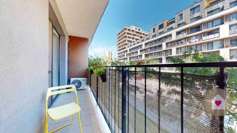 BA/PETRŽALKA-Prenájom 1i bytu s klimatizáciou a balkónom - Slnečnice - Balkón 1-izbového bytu v Bratislave - Petržalke s výhľadom na moderné bytové domy.